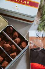 Ladda upp bild till gallerivisning, Konfektyrfabriken i Hälsningborg Tryffel kollektion i Plåtlåda 400g
