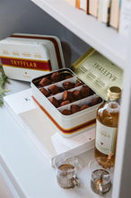 Ladda upp bild till gallerivisning, Konfektyrfabriken i Hälsningborg Tryffel kollektion i Plåtlåda 400g