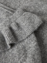 Ladda upp bild till gallerivisning, LMTD Stickad V-Ringad Kofta med Volang