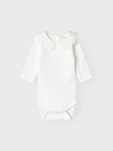 Ladda upp bild till gallerivisning, Name it Baby Spetsprydd Body i Ekologisk Bomull