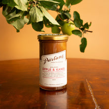 Ladda upp bild till gallerivisning, Pärlans Konfektyr Kolasås ÄPPLE & KANEL i Glasburk