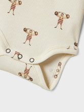Ladda upp bild till gallerivisning, Lil&#39;Atelier Baby Ribbad Body i Ekologisk Bomull &quot;Starke Adolf&quot;
