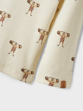 Ladda upp bild till gallerivisning, Lil&#39;Atelier Mini Ribbad Långärmad T-shirt i Ekologisk Bomull Brun &quot;Starke Adolf&quot;
