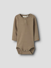 Ladda upp bild till gallerivisning, Lil&#39;Atelier Baby Enfärgad Body i Ekologisk Bomull Brun
