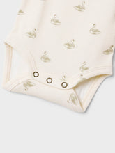 Ladda upp bild till gallerivisning, Lil&#39;Atelier Baby Ribbad Body i Ekologisk Bomull &quot;Svan&quot;
