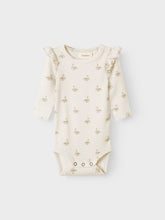 Ladda upp bild till gallerivisning, Lil&#39;Atelier Baby Ribbad Body i Ekologisk Bomull &quot;Svan&quot;
