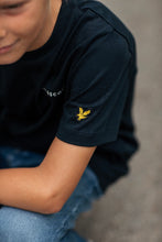 Ladda upp bild till gallerivisning, Lyle &amp; Scott Junior Script Embroidered T-shirt Dark Navy
